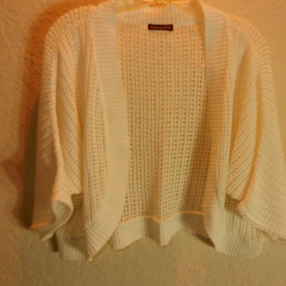 Intriguing Threads White chrocheted shrug - Picture 1 of 6
